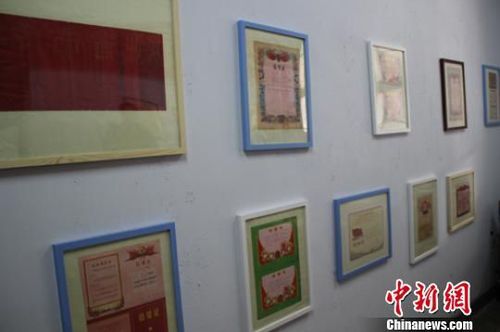 “鸾凤和鸣”百年婚书展部分展品。 董莹 摄