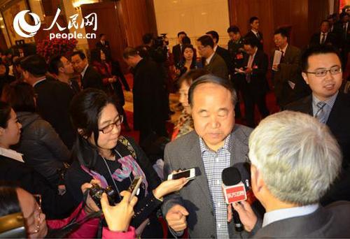 3月3日，在全国政协十二届二次会议开幕会结束后，全国政协委员莫言接受记者采访。（人民网记者林露摄）