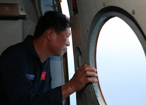 越南海军在马航客机失联海域实施搜救3