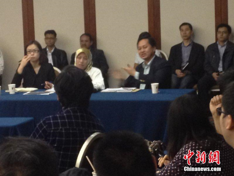 马航北京举行说明会-马航翻译被问哭-2