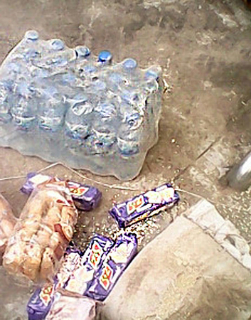 四川三台发现霉变5·12救灾物资3