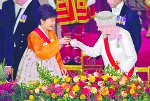 英女王为朴槿惠设国宴。