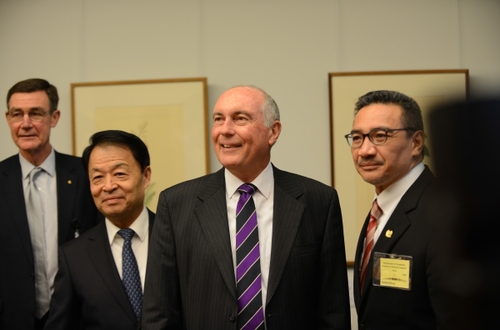 5月5日，在澳大利亚首都堪培拉国会大厦，马来西亚代理交通部长希沙姆丁（右一）、澳大利亚副总理沃伦·特拉斯（右二）、中国交通运输部部长杨传堂（左二）和澳大利亚搜寻马航MH370飞机联合协调中心负责人安格斯·休斯顿出席三方部长级会谈。