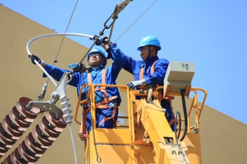5月13日，国网山东即墨市供电公司施工人员在对线路进行割接改造。