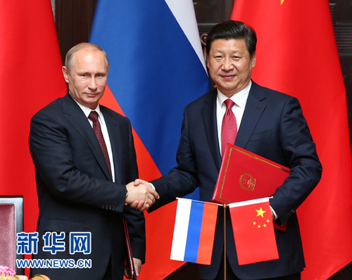 5月20日，国家主席习近平在上海同俄罗斯总统普京举行会谈。这是会谈后，两国元首共同签署《中华人民共和国与俄罗斯联邦关于全面战略协作伙伴关系新阶段的联合声明》。　　新华社记者 庞兴雷 摄