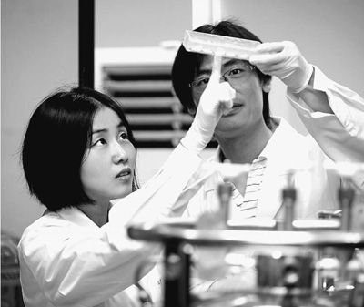 颜宁(左)指导研究组成员邓东做实验。 颜宁(左)指导研究组成员邓东做实验。