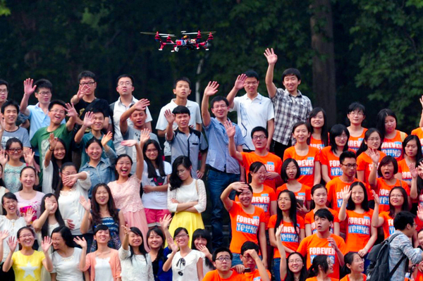 武汉一大学4500人拍“最牛毕业照”-场面壮观-6