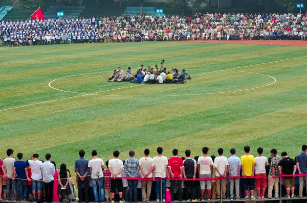 武汉一大学4500人拍“最牛毕业照”-场面壮观-4