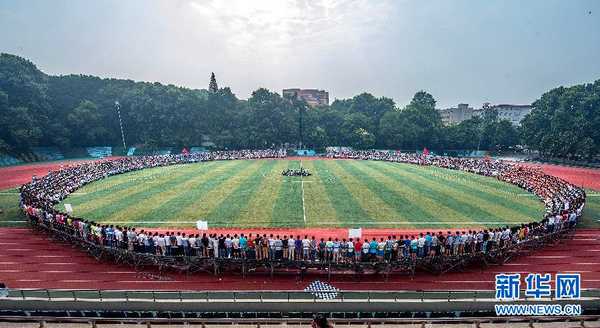 武汉一大学4500人拍“最牛毕业照”-场面壮观-2