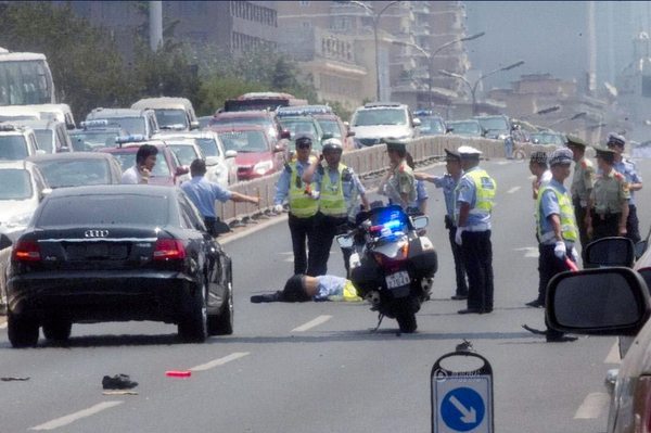 北京无牌奥迪撞飞交警10米远2 北京无牌奥迪撞飞交警10米远2