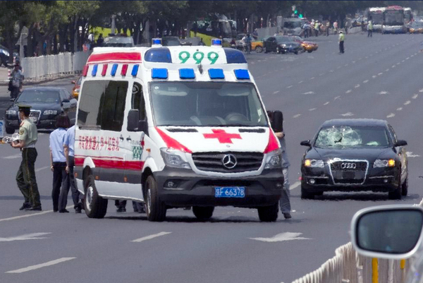 北京无牌奥迪撞飞交警10米远3 北京无牌奥迪撞飞交警10米远3