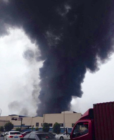 杭州一印染厂大火致周边民众出现不适2