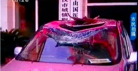 女子9楼阳台意外坠落-生死瞬间将孩子抛回屋内3