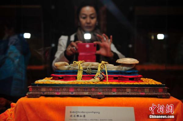 图为现场展出的玉如意。