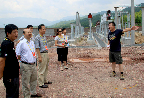 图为委员们在屏山风电项目升压站建设现场听取情况介绍A