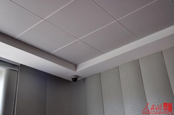 　询问室也安装同步录音录像、同步播放、同步备份的一系列配套设施，对调查询问进行全程同步监督。