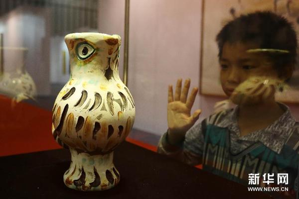 8月18日，一名儿童观看瓷器作品《猫头鹰》。