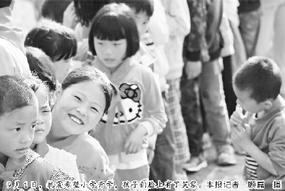 9月1日，抗震希望小学开学，孩子们脸上有了笑容。本报记者  顾磊  摄