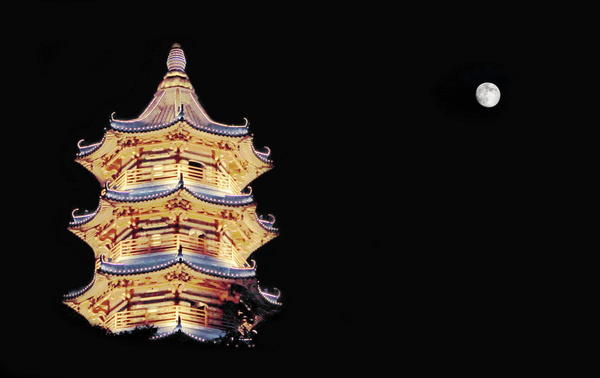 又是一年中秋时，今年的中秋是近38年来最早的一个中秋。图为浙江绍兴，一轮明月正映照在市区蕺山文笔塔上空。