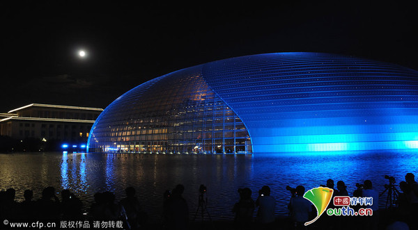 2014年09月08日晚，(农历八月十五)，北京皓月当空、夜色醉人。天空的一轮明月与国家大剧院交相辉映。