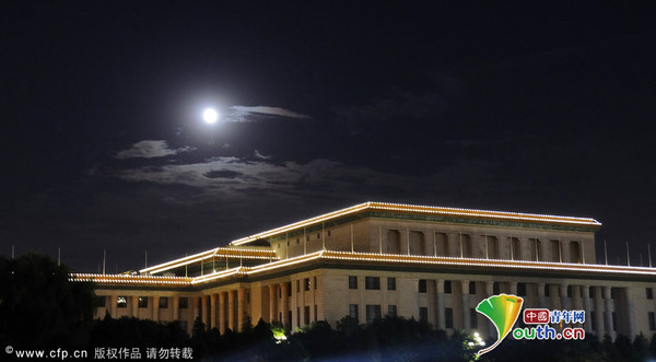 2014年09月08日晚，(农历八月十五)，北京皓月当空、夜色醉人。天空的一轮明月与人民大会堂交相辉映。