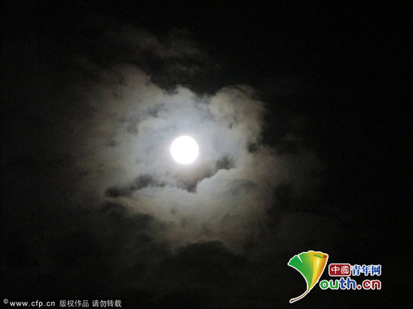 2014年09月08日，海南省海口市，天公作美，连日来的降雨在中秋佳节傍晚停止，当万家灯火家人团聚时分，一轮明月当空照，给了所有人一个大好的心情。