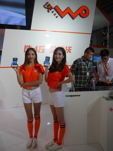 联通展台上的美女，手里拿的不会还是华为吧？