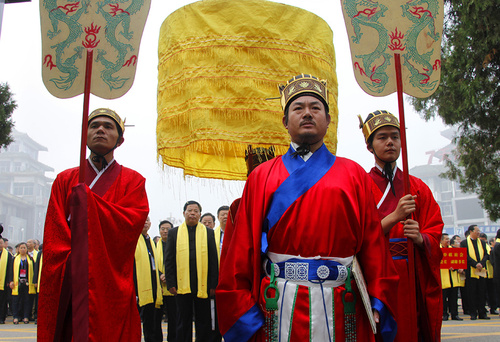 　9月20日6点58分，主祭官高声宣布家祭开始，在鸣赞、引赞、挑灯、提炉等祭祀礼生的引领下，孔子后裔代表开始祭祀。