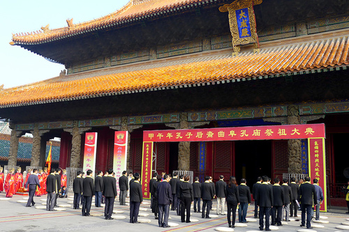 孔子后裔代表严格按照“必恭、必敬、必洁、必丰”的传统释奠祭祀礼制程序进行家祭活动。