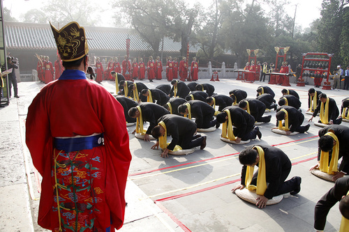 　孔子后裔代表以传统释奠祭祀叩拜礼形式表达了对圣祖孔子的追思之情。
