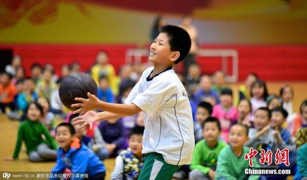 10月9日，北京持续雾霾，崇文小学的学生们在室内锻炼。体育课在体育馆里开课。 图片来源：CFP视觉中国