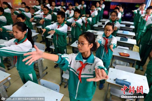 10月9日，北京持续雾霾，崇文小学的学生们在室内锻炼。学生在室内跳“小苹果”。 图片来源：CFP视觉中国
