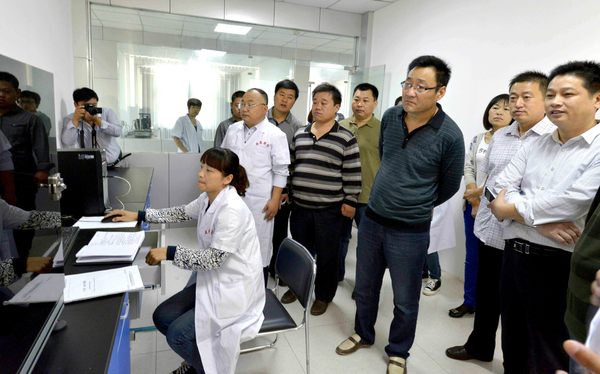 政协委员视察质检系统“实验室”