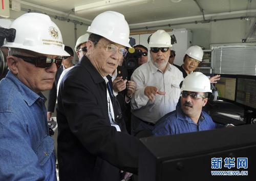 11月8日，正在约旦进行正式友好访问的全国政协主席俞正声在安曼参观阿拉伯钾肥公司。这是俞正声在采盐船上仔细询问开采情况。 新华社记者张铎 摄