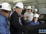11月8日，正在约旦进行正式友好访问的全国政协主席俞正声在安曼参观阿拉伯钾肥公司。这是俞正声在采盐船上仔细询问开采情况。