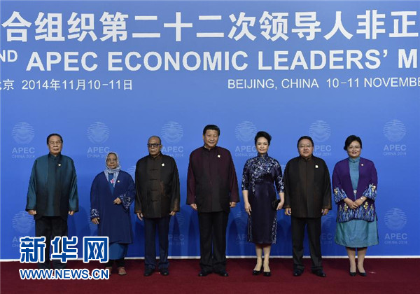 这是习近平主席夫妇同加强互联互通伙伴关系对话会外国领导人夫妇合影。新华社记者 谢环驰 摄