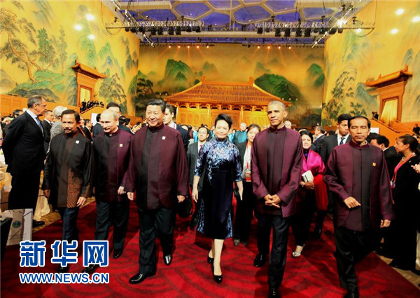 这是晚宴结束后，领导人准备观看焰火表演。新华社记者 兰红光 摄