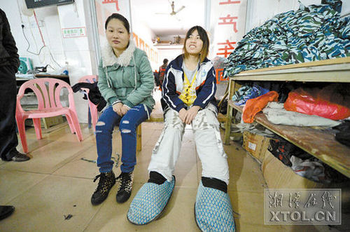 11月20日，“大脚女孩”和同事坐在一起。(记者 陈旭东 摄)