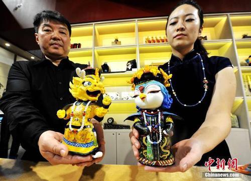 北京故宫吉祥物龙凤“壮壮”、“美美”。