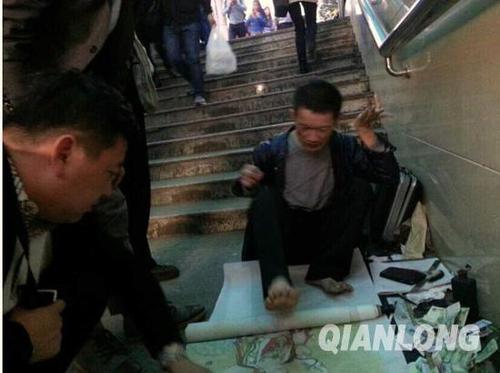 东直门地铁C口的通道处，身残志坚的李伟超长期在此画画卖画。