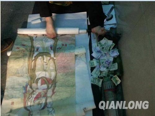 对于靠脚画画谋生的李伟超，很多路人买画收藏。