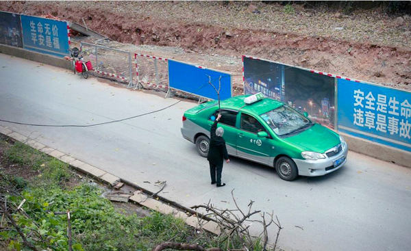 大妈风中托举电缆半小时-让数百车辆平安通过4