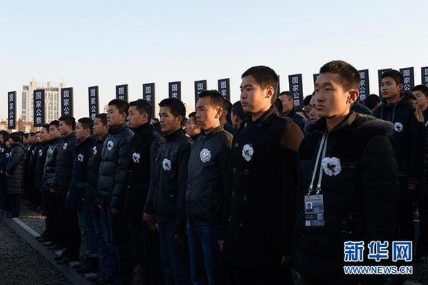 上万民众佩戴白花出席仪式
