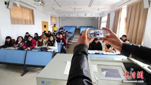 学生在拍摄合影