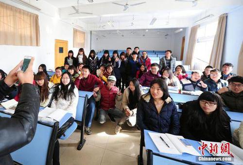 孟祥斌再给学生在拍摄合影