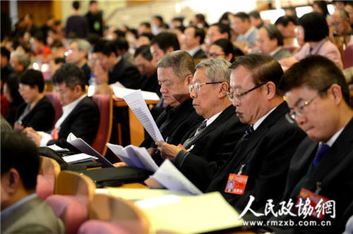 1月21日,中国人民政治协商会议北京市第十二届委员会第三次会议在北京会议中心开幕.图为委员们认真听会2