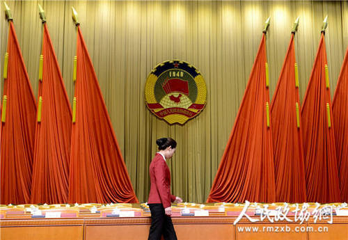 1月21日,中国人民政治协商会议北京市第十二届委员会第三次会议在北京会议中心开幕.图为委员们认真听会,图为开幕式前,一名工作人员为大会开幕做最后的准备