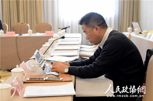 1月23日下午,在政协北京市第十二届委员会第三次会议小组会开始前,马光远委员提前到场整理提案.他的提案是关于设立北京智库园,打造中国智库高地的建设.齐波摄_副本