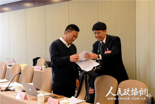 1月23日下午,在政协北京市第十二届委员会第三次会议小组会开始前,马光远(左)委员与朱良(右)委员提前到场商议提案.齐波摄_副本