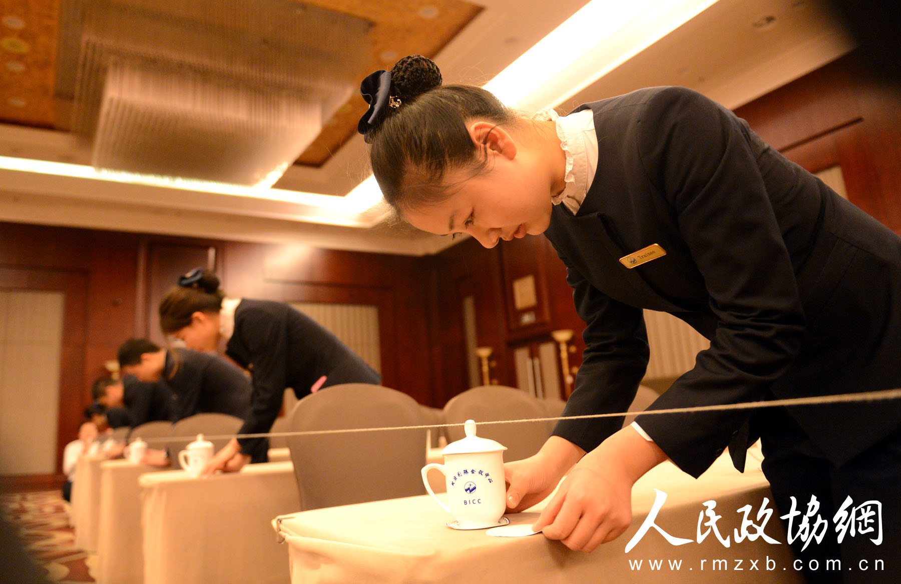 
											
											
												北京两会花絮：1月25日会议间隙,工作人员在仔细布置会场
											